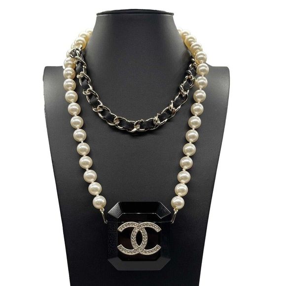 CHANEL Jewelry - CHANEL - B21 A Airpod CC Acylic Case / Faux Pearl and Chain Layered Necklace